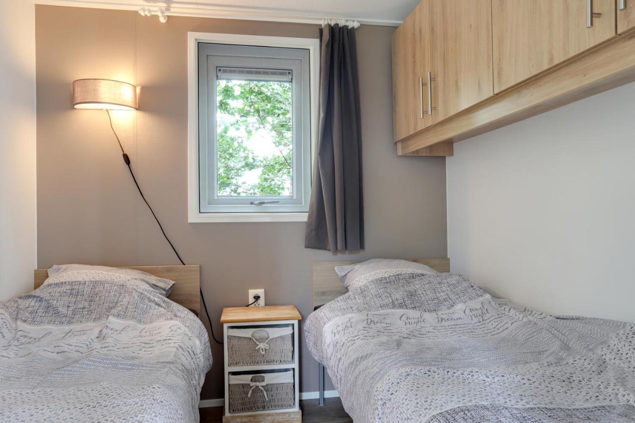 Landelijk Chalet 87 Oosterwolde  エクステリア 写真